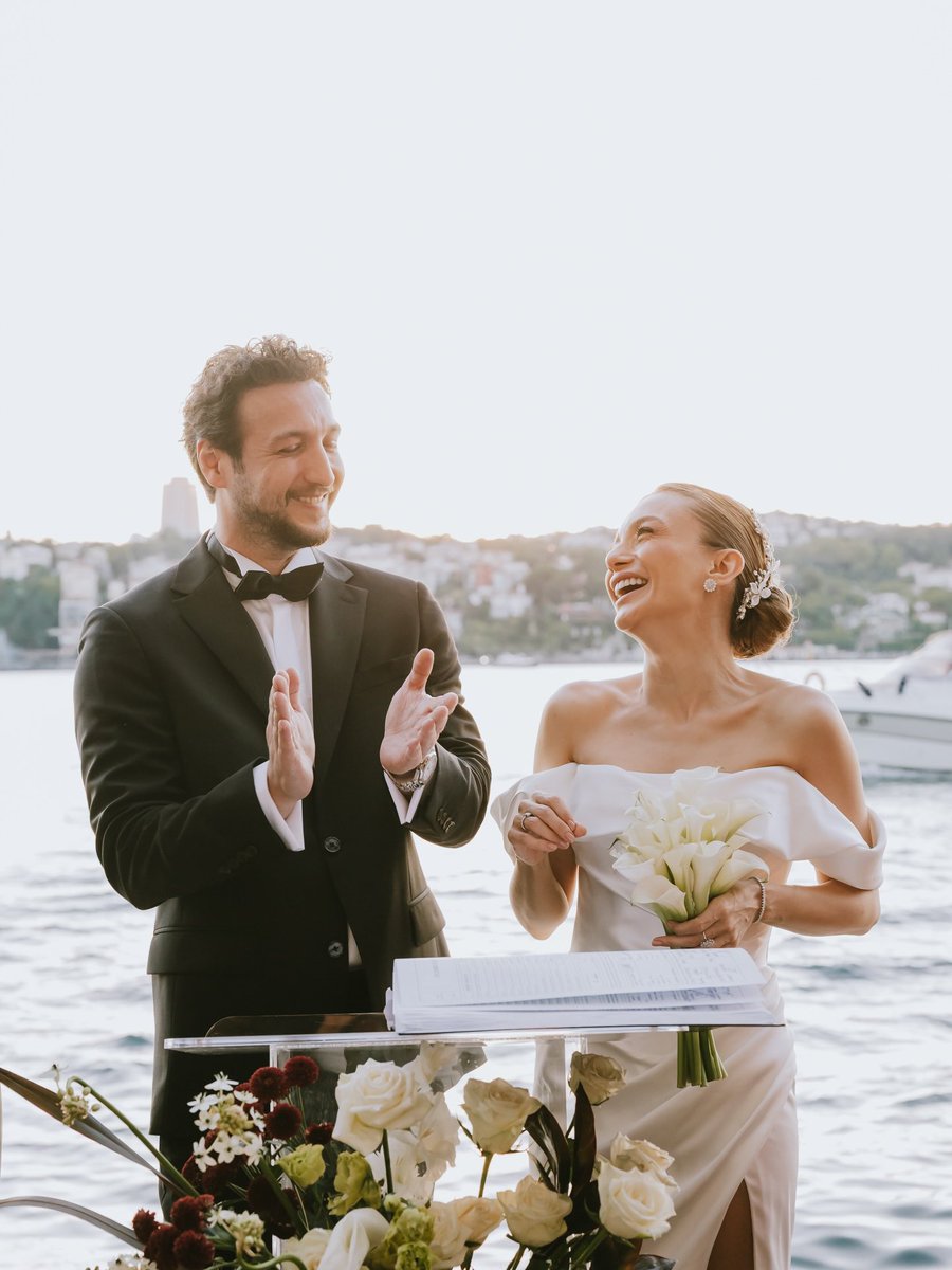 ClubSonmez's tweet photo. Düğünden kareler 🫶🏻💍💐

📸: bridolog 
#DamlaSönmez https://t.co/D2Y8P7nWSK