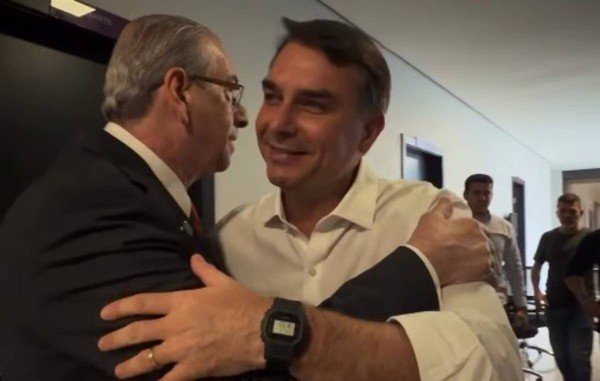 Gustavramski_'s tweet photo. A PF descobriu q além de Waldemar,  Eduardo Cunha tb sem mandato, estava roubando dinheiro d emendas parlamentares, com aval do presidente da Câmara @HugoMottaPB.
E com toda essa gente q Flavio Bolsonaro promete acabar com a corrupção no país🧐 https://t.co/lRGis0aRu2