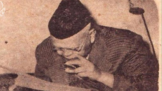 ALfalehaaa's tweet photo. كان المؤرخُ العراقي الكبير عباس العزاوي رحمه الله (ت 1391هـ 1971م) نَهِماً بالكتب، فكان يزور مكتبات بغداد مراراً في الأسبوع، حتى لا يفوته جديد المخطوطات والكتب.. 
عندما أنشئت جامعة الدول العربية، واجتمع في بغداد وزراء خارجيتها دعاهم العزاوي إلى قصره، وعندما اجتمعوا أرادوا إحراجه ورؤية مكتبته، فدعاهم إلى حجرة مجاورة لها، وبينهما باب، ففتحه ووقف إلى جواره بحيث يمنع كل من يحاول الدخول إلى المكتبة، وسمح للوزراء أنْ يروا المكتبة من الغرفة المجاورة، ولم يسمح لأحد منهم بدخول حجرة المكتبة.. وهذا من حرصه على كُتبه.
= الظل والحرور.