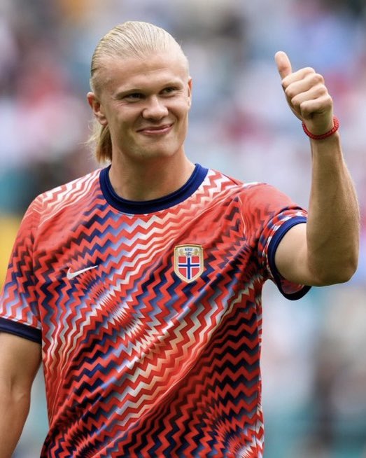 lapreskription's tweet photo. 🚨 LE BEAU GESTE DE HAALAND ❤️

Malgré l’élimination de la Norvège face à l’Angleterre, Erling Haaland est resté pendant des heures dans les tribunes pour réconforter ses supporters et prendre des photos.

Il a été le dernier joueur norvégien à quitter le stade👏 https://t.co/fHfx0qt6Ua