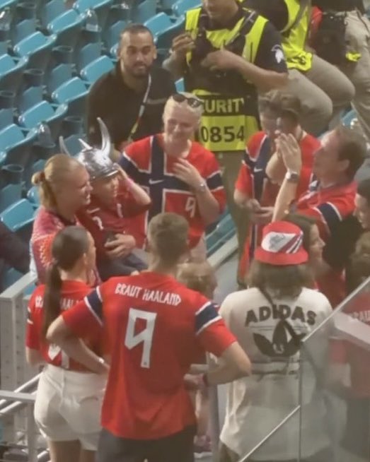 lapreskription's tweet photo. 🚨 LE BEAU GESTE DE HAALAND ❤️

Malgré l’élimination de la Norvège face à l’Angleterre, Erling Haaland est resté pendant des heures dans les tribunes pour réconforter ses supporters et prendre des photos.

Il a été le dernier joueur norvégien à quitter le stade👏 https://t.co/fHfx0qt6Ua