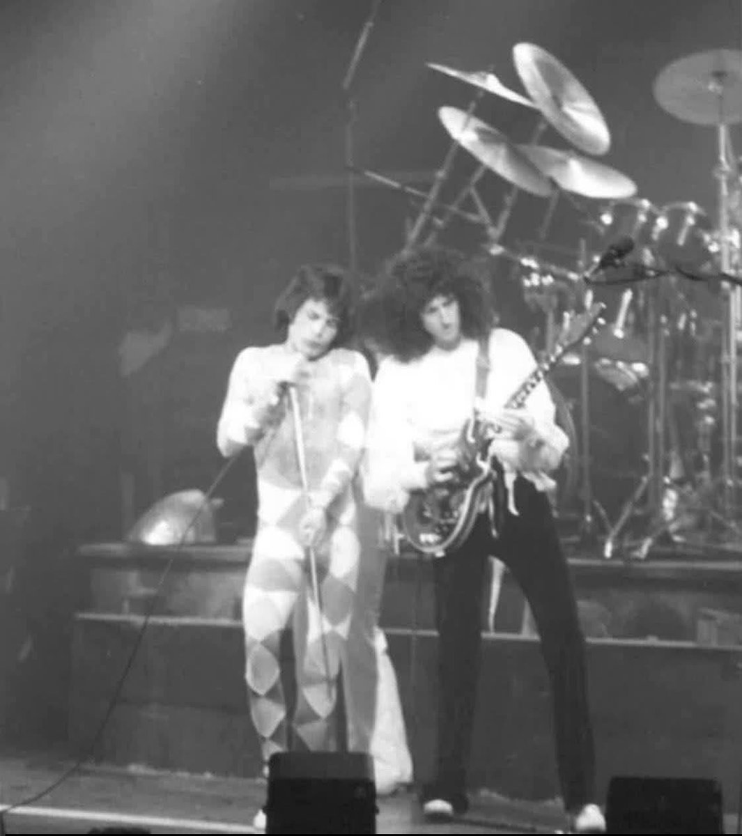 Dalma7127741's tweet photo. FREDDIE & BRIAN #QUEEN #STYLEROCK https://t.co/kxysJNdqFO