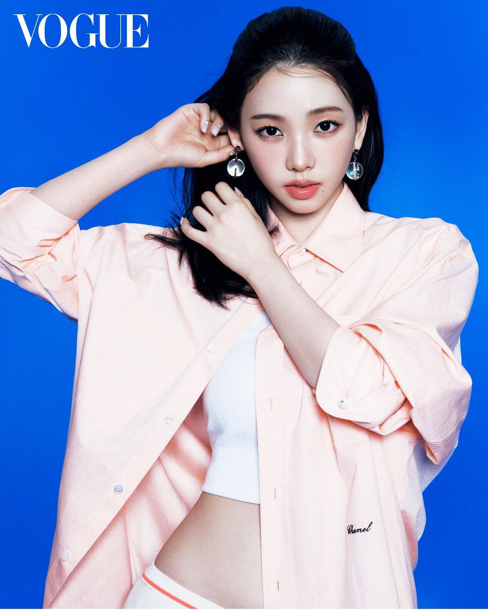 Yukainar's tweet photo. Blue is undoubtedly my middle name, but this pinkish-nuance popped in between is like a twist in a movie, isn’t it? Also shout out to my lips that stay shiny and moist, it’s definitely a scene stealer! {@ Voguebluu 🤍☄️📸} https://t.co/hj9NcWahgw