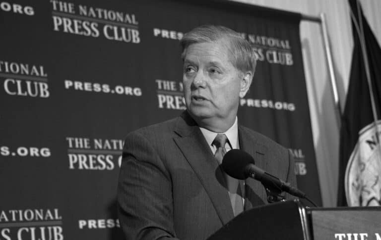 YerlanIskakov's tweet photo. Kremlin hit theory: Dissident claims Russia poisoned Senator Lindsey Graham
https://t.co/7VtfVqAxuE
#LindseyGraham #spies #Ukraine https://t.co/e9niHWz4Wi