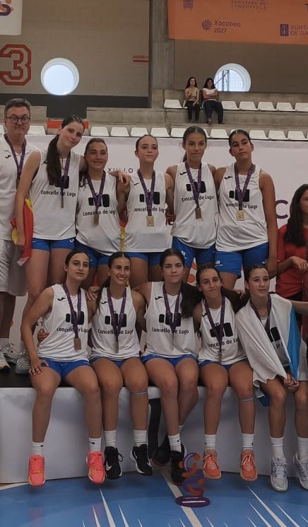 ClubLugo's tweet photo. CAMPEONAS TORNEO BALONCESTO EIXO ATLÁNTICO.
Nuestras jugadoras infantiles, Toti Pérez y Amara Costa, disfrutaron de una experiencia inolvidable en el torneo de selecciones comarcales Eixo Atlántico, celebrado en Santiago, quedando campeonas del torneo, con la selección lucense. https://t.co/X6rO5qEgfs