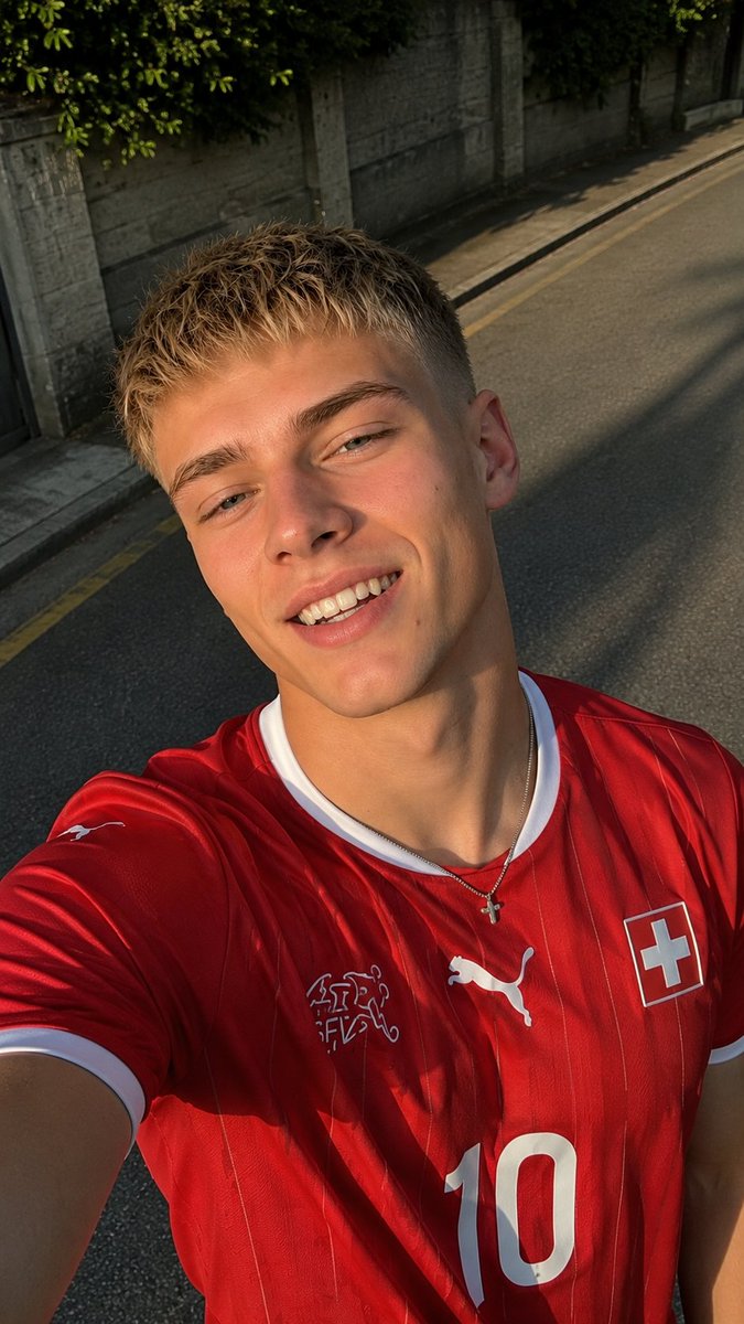elian_schus's tweet photo. As a German, am I allowed to wear a Swiss jersey? (sad that they lost against argentina...) #switzerland #germanboy #biboy #switzerlandargentina #worldcup2026 https://t.co/3C9j3jyYlk
