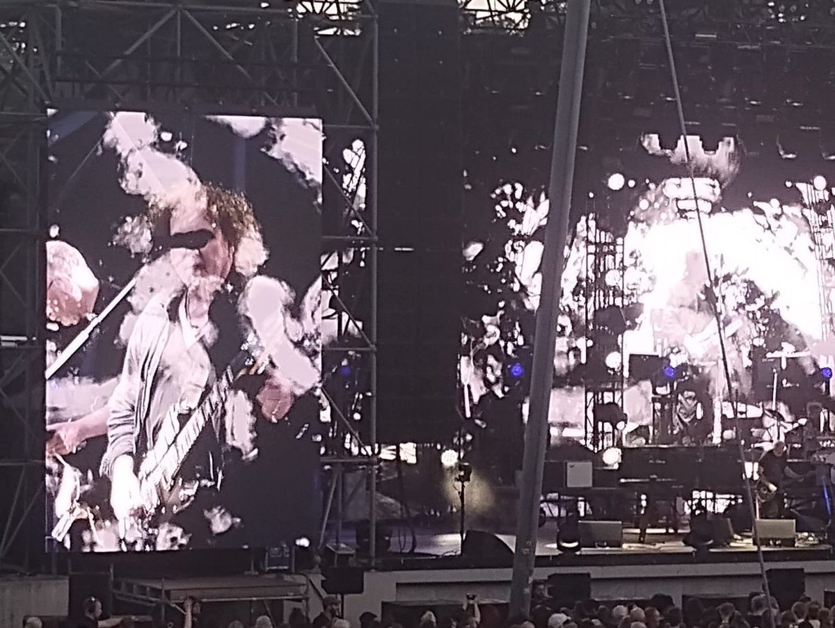 hispacure's tweet photo. 🇩🇪 “… and the end always is…” @thecure interpretando #disintegration para cerrar un setlist maravilloso en su tercera noche en Berlin! Turno para los Bises! 📸 @Distortiongirl_
Plainsong, Pictures of You, High, A Night Like This, Lovesong, Catch, Burn, Fascination Street, Alt.End, Charlotte Sometimes, Push, In Between Days, Just Like Heaven, The Last Day of Summer, M, Play for Today, A Forest, From the Edge of The Deep Green Sea, Prayers for Rain, Disintegration
@thecure @RobertSmith @RogerODonnellX @reevesgabrels @jasontoopcooper @EdVGallup @CraigatCoF