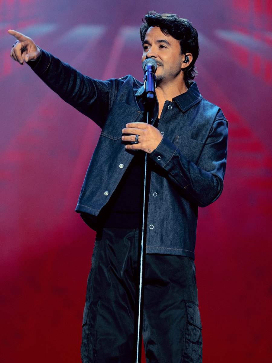 LuisFonsi's tweet photo. Quebec, no me esperaba esto! Que noche…los amo ♥️
Merci Québec ! Vous êtes me meilleur public du monde ! Je vous adore! 🇨🇦

Gracias festivaleteqc

📷: truco photo https://t.co/7Y8irSx1Mi