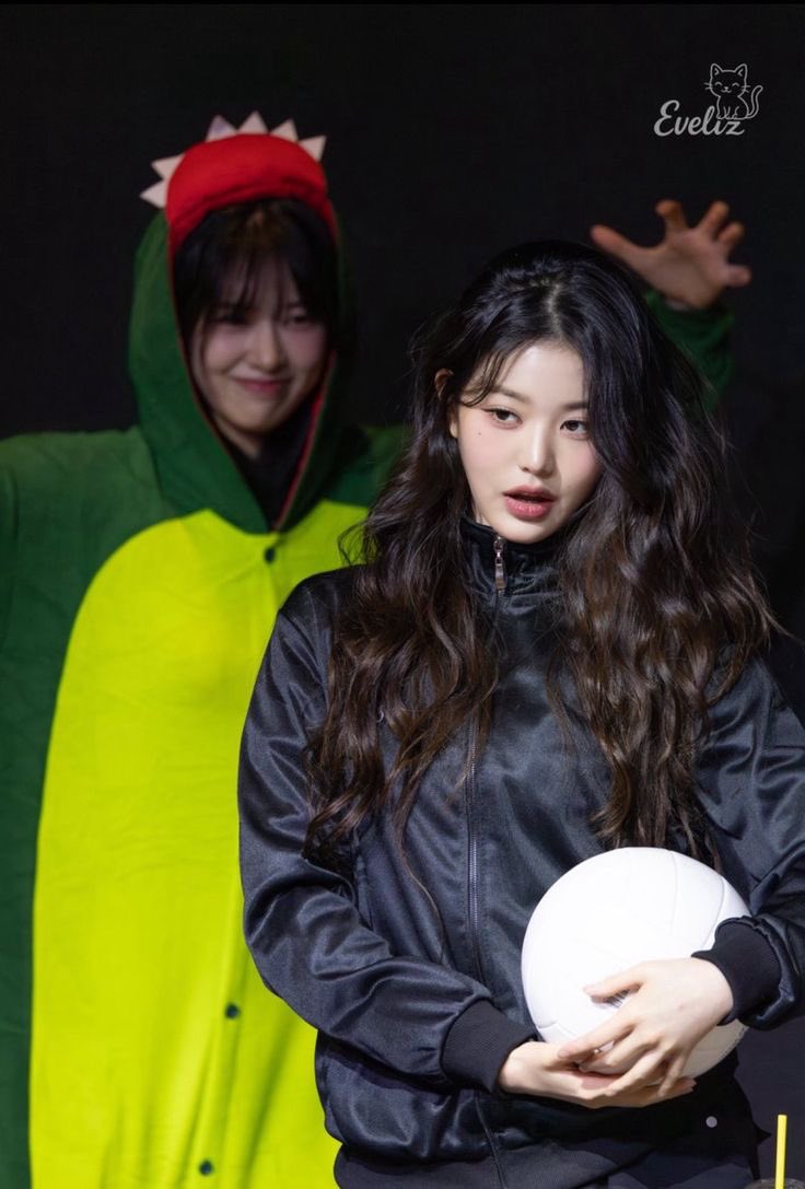 puppyujinz's tweet photo. wonyoung a yujin behind you https://t.co/tAtimVpBiQ