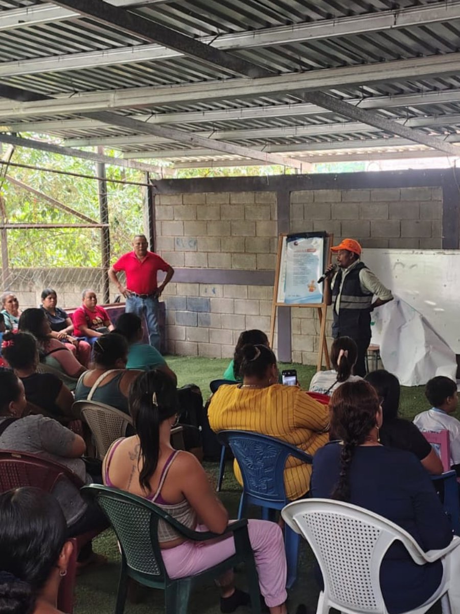 amdc_previene's tweet photo. Se conformó el Comité de Emergencia Local (CODEL) en la colonia Los Pinos, como parte de la estructura comunitaria de SIMGER, fortaleciendo la organización y preparación de la comunidad para responder ante situaciones de emergencia. https://t.co/TebIsIU826