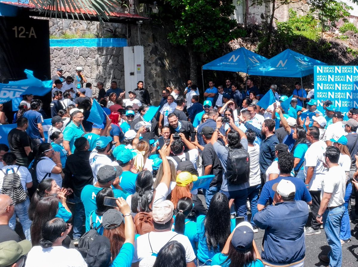 Larepublicass's tweet photo. @marioduran El alcalde sostuvo que aún existen importantes retos en materia de infraestructura, por lo que aseguró que continuará promoviendo obras y proyectos orientados al desarrollo de San Salvador Centro. https://t.co/vfm4pvI6NQ