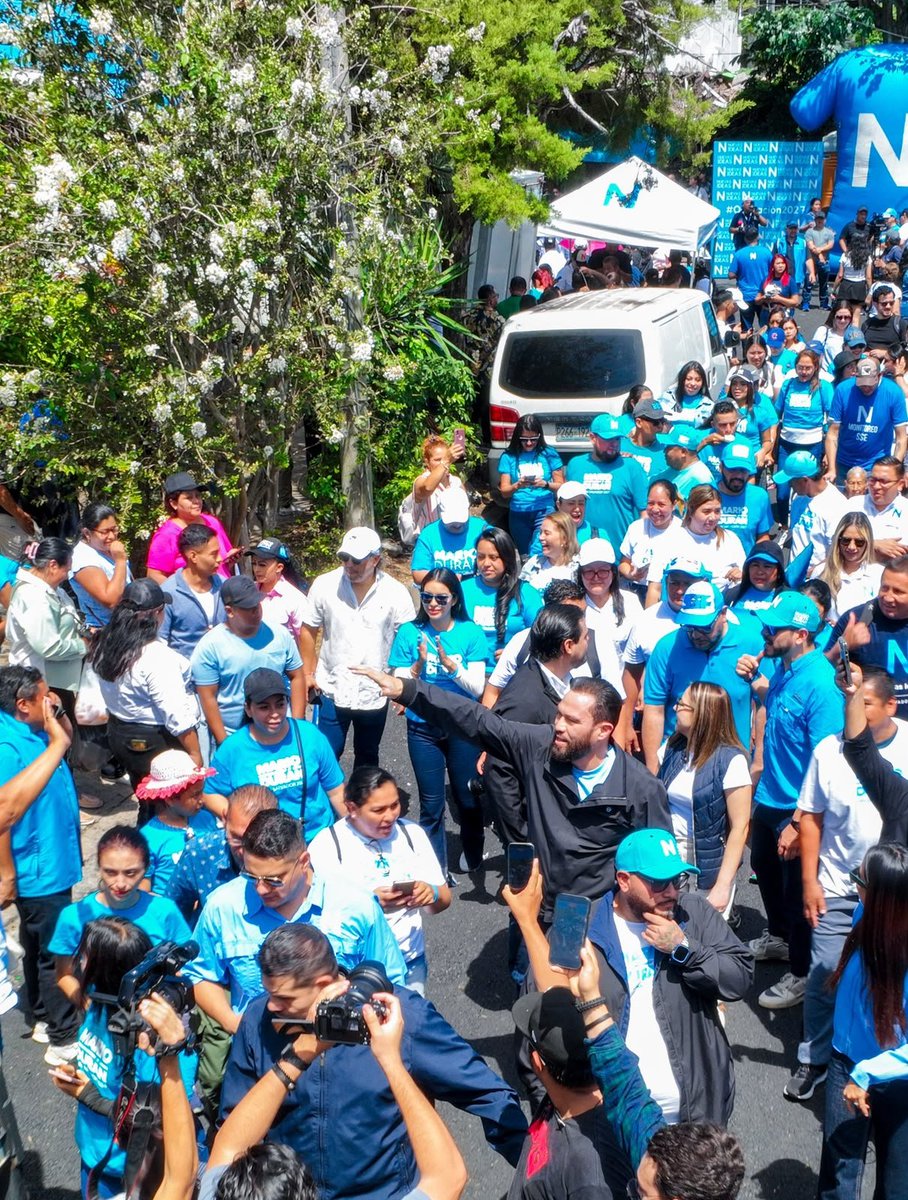 Larepublicass's tweet photo. @marioduran El alcalde sostuvo que aún existen importantes retos en materia de infraestructura, por lo que aseguró que continuará promoviendo obras y proyectos orientados al desarrollo de San Salvador Centro. https://t.co/vfm4pvI6NQ