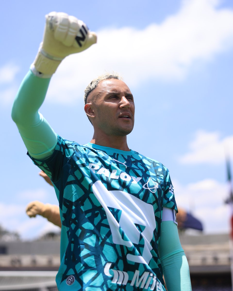 PumasMX's tweet photo. ¡Nuestro capitán, Keylor Navas 👊 entonando el himno!

#SiemprePumas https://t.co/NvUV8H6SsF