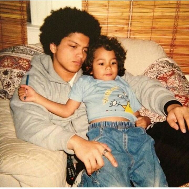 itsmyNeesa's tweet photo. Feliz aniversário para o melhor tio do mundo!!! Obrigado por ser essa figura materna para mim, se não fosse o senhor, com certeza o luto teria sido mais difícil para nós, feliz 41 aninhos!!! Te amo Little Michael!!!!! @itszyonlife https://t.co/8MCM2uvuz7