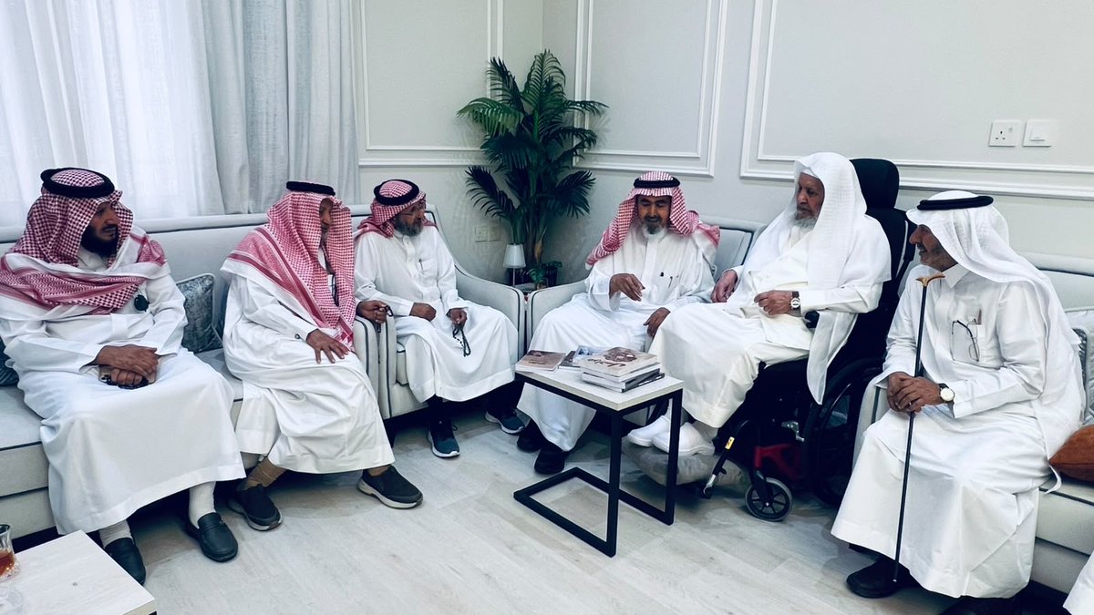 abdulalmosa615's tweet photo. تشرفت بزيارة الوالد الشيخ صالح بن محمد بن علي المطوع، أحد رواد تعليم القرآن الكريم في مدارس الشيخ عبدالله القرعاوي في بلاد بني بشر، فوجدت منه، ومن أبنائه وأحفاده النجباء، بالغ الحفاوة، وكريم الاستقبال، وحسن الوفادة؛ وهو أمر لا يُستغرب من بيتٍ عُرف بالفضل، وتوارث مكارم الأخلاق جيلاً بعد جيل. فلهم مني خالص الشكر، وصادق الدعاء، وجزيل الامتنان.
ولا يزال الشيخ –أمدَّ الله في عمره على طاعته– واحداً من آخر الأحياء من معلمي القرآن الكريم في مدارس الشيخ عبدالله بن محمد القرعاوي، تلك المدارس المباركة التي أُنشئت بأمر من الملك سعود بن عبدالعزيز –رحمه الله– قبل نحو ثلاثة وسبعين عاماً، فكانت مناراتٍ أضاءت جنوب المملكة، ومهدت الطريق لنهضة التعليم النظامي.
وُلد الشيخ صالح بن محمد بن علي المطوع عام 1343هـ في قرية آل الخلف ببلاد بني بشر من قحطان، وابتُلي بفقد والديه وهو لم يتجاوز العاشرة من عمره، فتجرع مرارة اليتم صغيراً، وحمل مسؤولية أسرته باعتباره أكبر أبنائها، يقودها وسط ظروفٍ قاسية من الفقر وشظف العيش. غير أن تلك المحنة كانت المدرسة الأولى التي صقلت شخصيته، فغرست فيه الصبر، وربَّته على الاعتماد على النفس، حتى غدا مثالاً للعصامية والكفاح.
وقد نهل من إرث والده محمد بن علي بن زهبة، الذي عُرف بالزهد والورع، واشتهر بالعلم والثقافة، وكان خطيب مسجد القرية، فانعكست تلك التربية الصالحة على شخصية الابن، فشبَّ محباً للعلم، مخلصاً للدعوة، حسن السيرة والسمت.
ولما برزت مكانته العلمية، نال ثقة مجدد التعليم في جنوب المملكة، الشيخ عبدالله بن محمد القرعاوي –رحمه الله–، فاعتمده معلماً رسمياً للقرآن الكريم والعلوم الشرعية في مدرسة قرية العرابة التابعة لقبيلة آل الخلف، ليكون واحداً من نخبة مختارة لم يتجاوز عدد أفرادها سبعة عشر معلماً في قرى بني بشر. وقد كان لهؤلاء المعلمون فضلٌ عظيم في إعداد جيلٍ كامل، أصبح فيما بعد النواة الأولى لطلاب التعليم النظامي عند انتشاره في المنطقة عام 1383هـ.
إن سيرة الشيخ صالح بن محمد بن علي المطوع ليست مجرد ترجمة لرجل، بل هي صفحة مشرقة من تاريخ التعليم في جنوب المملكة، وشاهدٌ حيٌّ على كفاح جيلٍ حمل رسالة القرآن قبل أن تعرف القرى المدارس النظامية. فقد جمع بين العلم النافع، والدعوة الصادقة، والإصلاح بين الناس، والسخاء بما آتاه الله من مالٍ ونفس، فترك أثراً طيباً في القلوب، وبصمةً مضيئة في تاريخ وطنه ومجتمعه، ستظل باقية ما بقي ذكرُ أهل الفضل والإحسان.
استقيتُ معظم المعلومات الواردة في هذه الترجمة من نجله الأستاذ عبدالرحمن بن صالح بن محمد المطوع، الذي تفضل مشكوراً بسرد سيرة والده، وتزويدي بتفاصيلها، فله مني خالص الشكر والتقدير على تعاونه، وإسهامه في توثيق جانبٍ مهم من تاريخ التعليم في بلاد بني بشر.