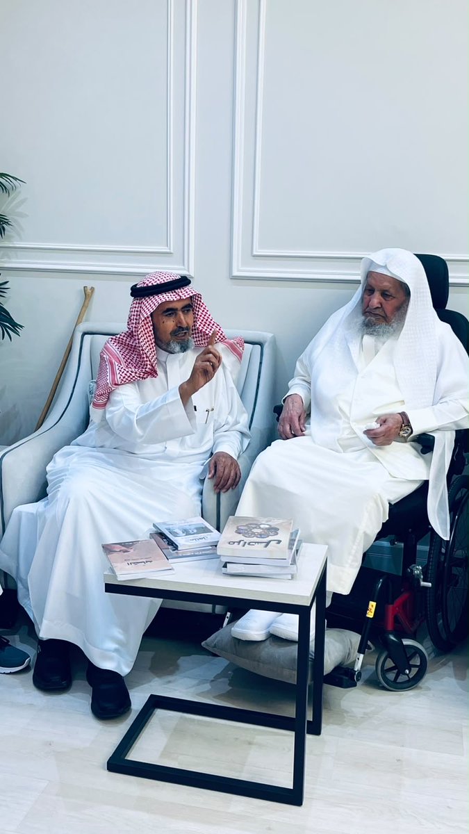 abdulalmosa615's tweet photo. تشرفت بزيارة الوالد الشيخ صالح بن محمد بن علي المطوع، أحد رواد تعليم القرآن الكريم في مدارس الشيخ عبدالله القرعاوي في بلاد بني بشر، فوجدت منه، ومن أبنائه وأحفاده النجباء، بالغ الحفاوة، وكريم الاستقبال، وحسن الوفادة؛ وهو أمر لا يُستغرب من بيتٍ عُرف بالفضل، وتوارث مكارم الأخلاق جيلاً بعد جيل. فلهم مني خالص الشكر، وصادق الدعاء، وجزيل الامتنان.
ولا يزال الشيخ –أمدَّ الله في عمره على طاعته– واحداً من آخر الأحياء من معلمي القرآن الكريم في مدارس الشيخ عبدالله بن محمد القرعاوي، تلك المدارس المباركة التي أُنشئت بأمر من الملك سعود بن عبدالعزيز –رحمه الله– قبل نحو ثلاثة وسبعين عاماً، فكانت مناراتٍ أضاءت جنوب المملكة، ومهدت الطريق لنهضة التعليم النظامي.
وُلد الشيخ صالح بن محمد بن علي المطوع عام 1343هـ في قرية آل الخلف ببلاد بني بشر من قحطان، وابتُلي بفقد والديه وهو لم يتجاوز العاشرة من عمره، فتجرع مرارة اليتم صغيراً، وحمل مسؤولية أسرته باعتباره أكبر أبنائها، يقودها وسط ظروفٍ قاسية من الفقر وشظف العيش. غير أن تلك المحنة كانت المدرسة الأولى التي صقلت شخصيته، فغرست فيه الصبر، وربَّته على الاعتماد على النفس، حتى غدا مثالاً للعصامية والكفاح.
وقد نهل من إرث والده محمد بن علي بن زهبة، الذي عُرف بالزهد والورع، واشتهر بالعلم والثقافة، وكان خطيب مسجد القرية، فانعكست تلك التربية الصالحة على شخصية الابن، فشبَّ محباً للعلم، مخلصاً للدعوة، حسن السيرة والسمت.
ولما برزت مكانته العلمية، نال ثقة مجدد التعليم في جنوب المملكة، الشيخ عبدالله بن محمد القرعاوي –رحمه الله–، فاعتمده معلماً رسمياً للقرآن الكريم والعلوم الشرعية في مدرسة قرية العرابة التابعة لقبيلة آل الخلف، ليكون واحداً من نخبة مختارة لم يتجاوز عدد أفرادها سبعة عشر معلماً في قرى بني بشر. وقد كان لهؤلاء المعلمون فضلٌ عظيم في إعداد جيلٍ كامل، أصبح فيما بعد النواة الأولى لطلاب التعليم النظامي عند انتشاره في المنطقة عام 1383هـ.
إن سيرة الشيخ صالح بن محمد بن علي المطوع ليست مجرد ترجمة لرجل، بل هي صفحة مشرقة من تاريخ التعليم في جنوب المملكة، وشاهدٌ حيٌّ على كفاح جيلٍ حمل رسالة القرآن قبل أن تعرف القرى المدارس النظامية. فقد جمع بين العلم النافع، والدعوة الصادقة، والإصلاح بين الناس، والسخاء بما آتاه الله من مالٍ ونفس، فترك أثراً طيباً في القلوب، وبصمةً مضيئة في تاريخ وطنه ومجتمعه، ستظل باقية ما بقي ذكرُ أهل الفضل والإحسان.
استقيتُ معظم المعلومات الواردة في هذه الترجمة من نجله الأستاذ عبدالرحمن بن صالح بن محمد المطوع، الذي تفضل مشكوراً بسرد سيرة والده، وتزويدي بتفاصيلها، فله مني خالص الشكر والتقدير على تعاونه، وإسهامه في توثيق جانبٍ مهم من تاريخ التعليم في بلاد بني بشر.