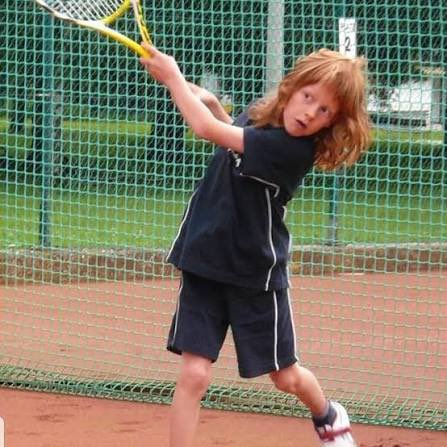 TheTennisLetter's tweet photo. This kid is a 2-time Wimbledon Champion. 

Jannik Sinner, you’ve made this little guy very proud. 

🇮🇹🥹 https://t.co/cLpPUxbiae