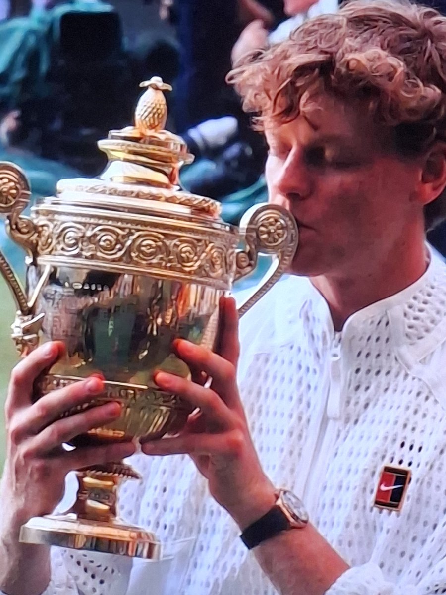 Lupacchiotti1's tweet photo. Parla, la gente purtroppo parla.
Non sa di che cazzo parla.
🦊🥕🏆🥇🇮🇹

Grazie Jannik #Sinner
#Wimbledon
#SINNER
#NOTRIPFORCATS
#IOSTOCONSINNER
@janniksin https://t.co/D3CkySSGvF