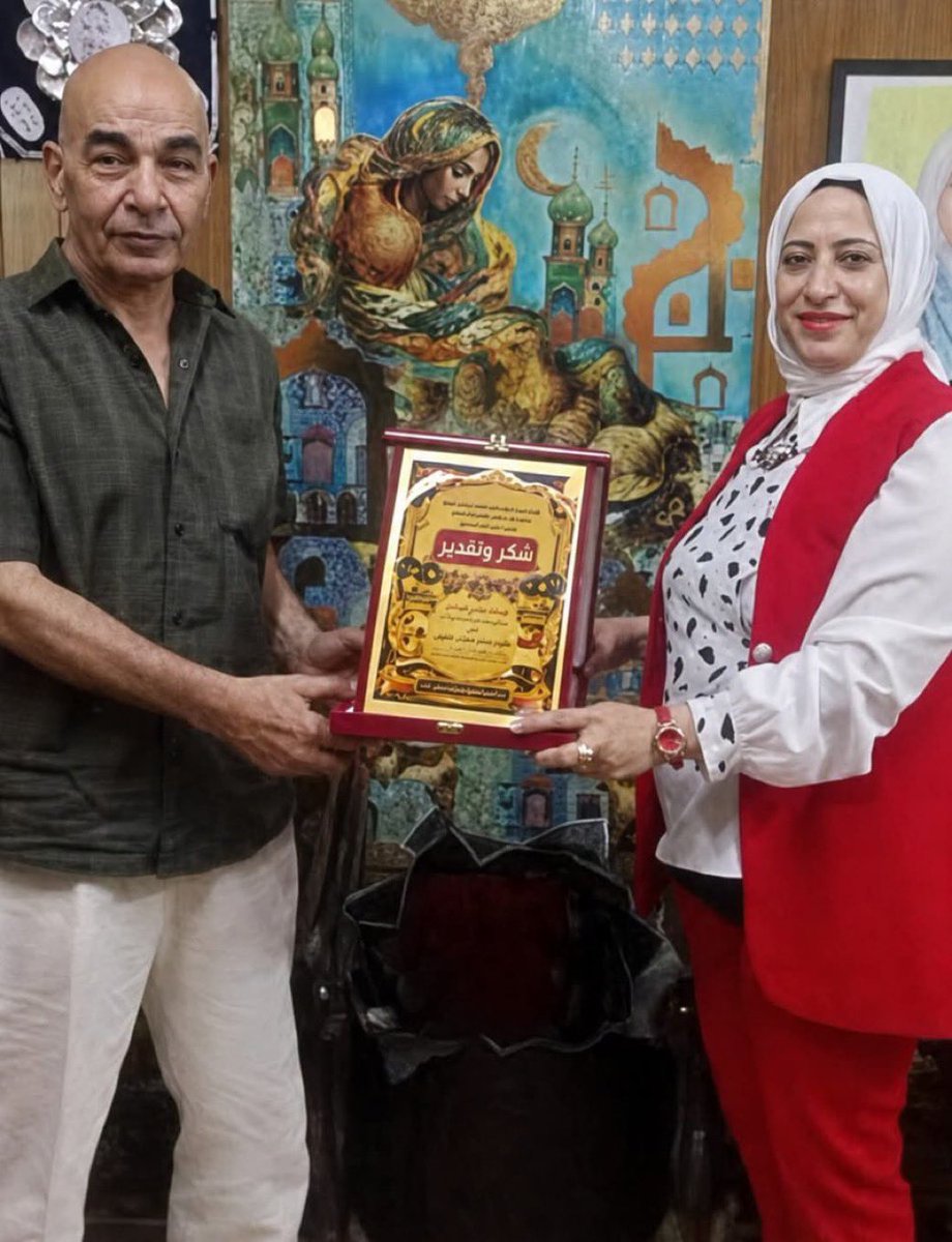 AlwanM22's tweet photo. القاهرة 24 :

 مديرة إدارة حلوان التعليمية تُكرّم الحاج أحمد حسن شقيق التوأم حسام وإبراهيم " كان بيدعيلهم  " ‼️ 🤣🤣🤣 https://t.co/sTOVHFviRs