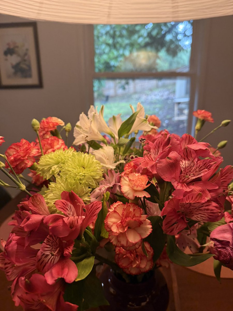 UndertheSeaAri's tweet photo. I love making my own bouquets 😍 I need to start taking more photos of them https://t.co/RQKXAgS8Cl