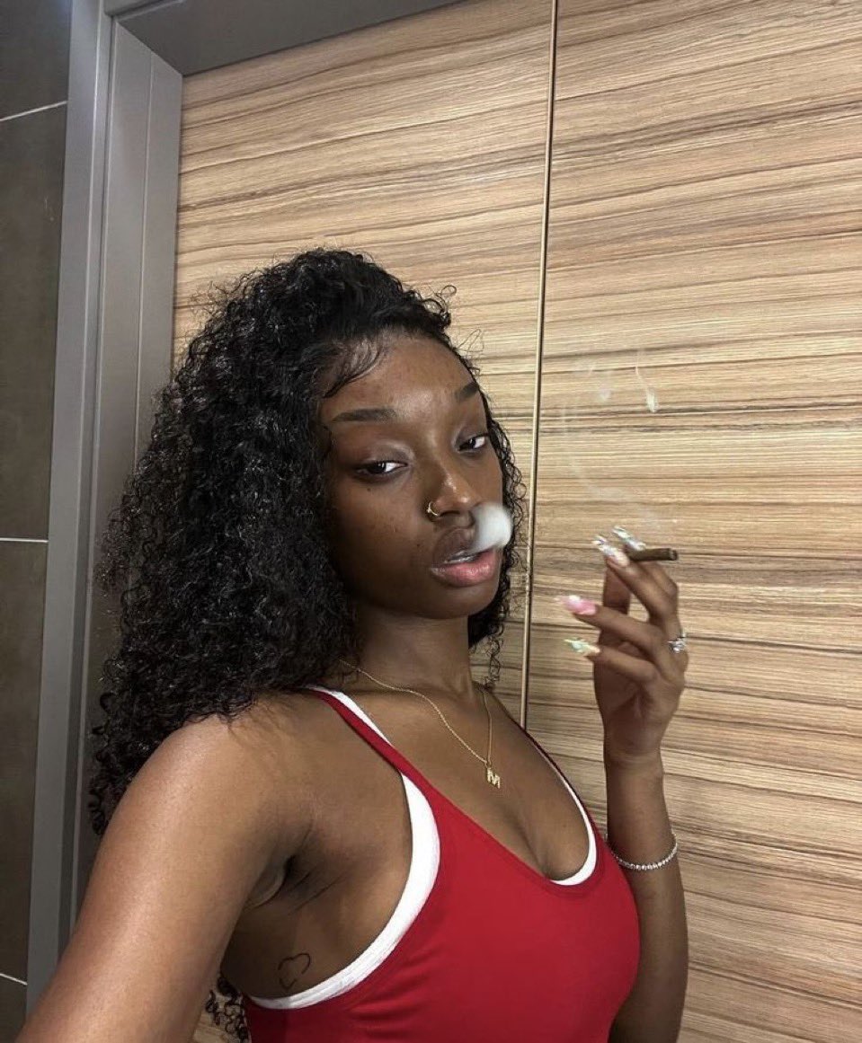Moleetha1st's tweet photo. Would you date a girl that smokes? https://t.co/FbjAs02MLv
