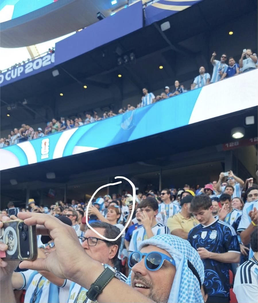 DiegoMac227's tweet photo. Nancy Pazos se la paso diciendo que no tiene dinero por culpa de Milei, que la estan hambreando, pero 5 minutos después la vemos viendo un partido de la selección en el mundial.
Otra vez queda demostrado que los Kirchneristas mienten, que solo operan, que con las cámaras prendidas se victimizan y quieren verse como pobres, pero una vez apagadas vuelven a su vida de vida de millonarios que se ha sostenido gracias a la pauta que le paga Kicillof.