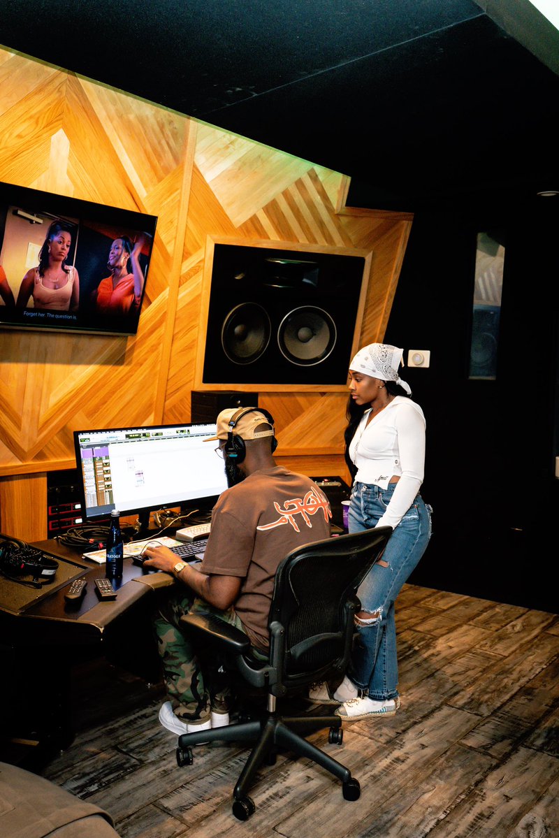 YungMiami305's tweet photo. 🎤🎧 https://t.co/QmiKQjpqhc