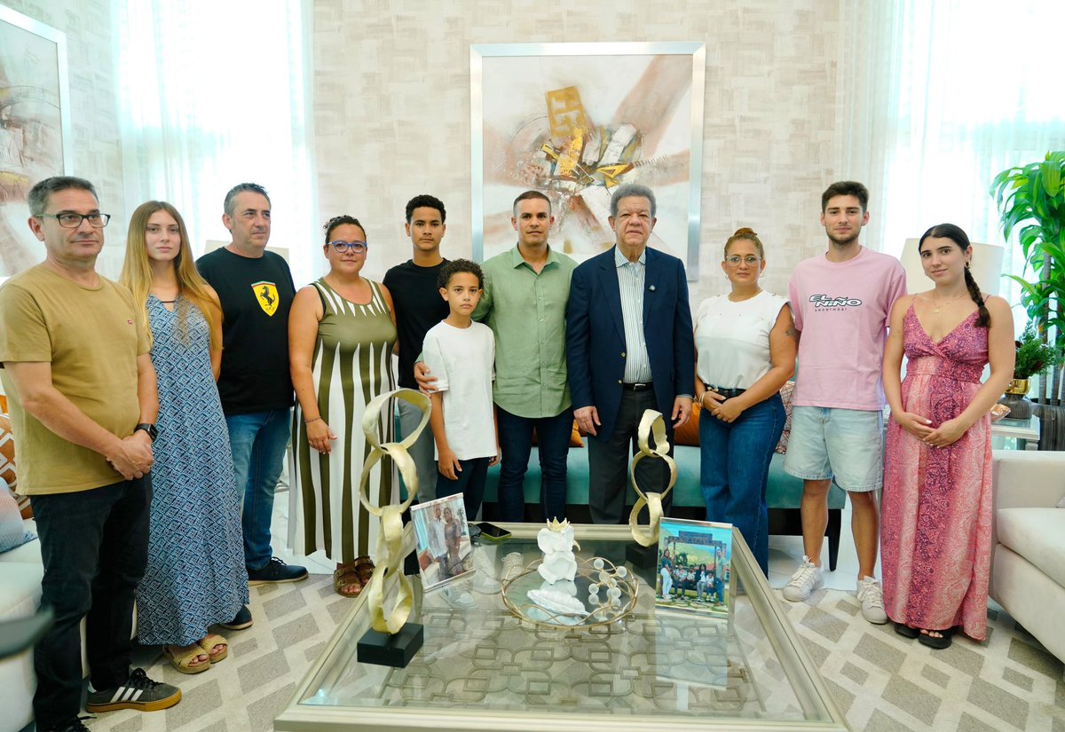 keylaReyna04's tweet photo. El presidente doctor @LeonelFernandez, realizó una visita protocolar a la residencia del señor Josué García y su familia, en el marco de su agenda de acercamiento con las comunidades.

Durante el encuentro, el Dr. Fernández intercambió impresiones con la familia García sobre temas de interés social y reafirmó el compromiso de la organización política con el fortalecimiento de los vínculos directos con la ciudadanía. @FPcomunica 

#FPComunica
#FuerzaDelPueblo
#LeonelEnNagua
#VuelveLeonel2028