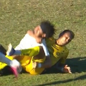 ludamiati's tweet photo. André Ramalho tomando porrada do Robinho https://t.co/BO8ur01dGm