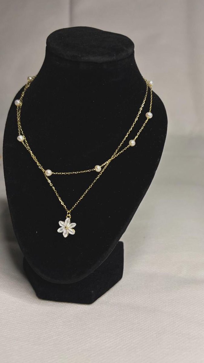 ROSAJEWELLER's tweet photo. قطعة واحدة كفيلة أن تكمل أناقتك.

تشكيلة سلاسل بتصاميم راقية تناسب ذوقك وتبرز تفاصيل إطلالتك https://t.co/D3vsB17d0Q