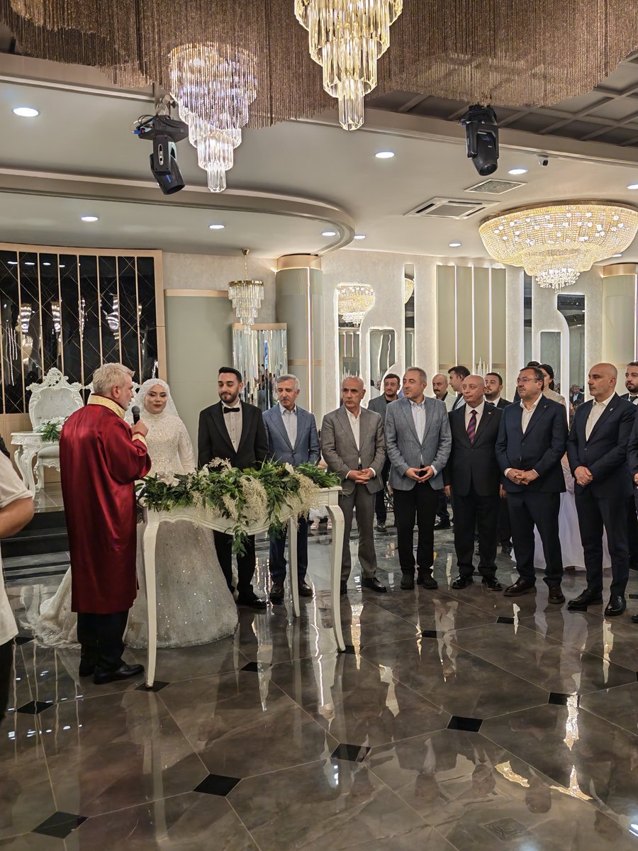 AliBakantr's tweet photo. Kahramanmaraş İstiklal Üniversitesi Rektörü Prof. Dr. İsmail Bakan’ın kıymetli evladı Mustafa Bilal ve Semiha kardeşimizin düğün merasimine katılarak mutluluklarına ortak olduk.

Değerli ailelerini tebrik ediyor; hayatlarını birleştiren genç çiftimize ömür boyu sevgi, saygı ve huzur dolu bir yuva temenni ediyorum. Rabbim iki cihan saadeti nasip etsin.