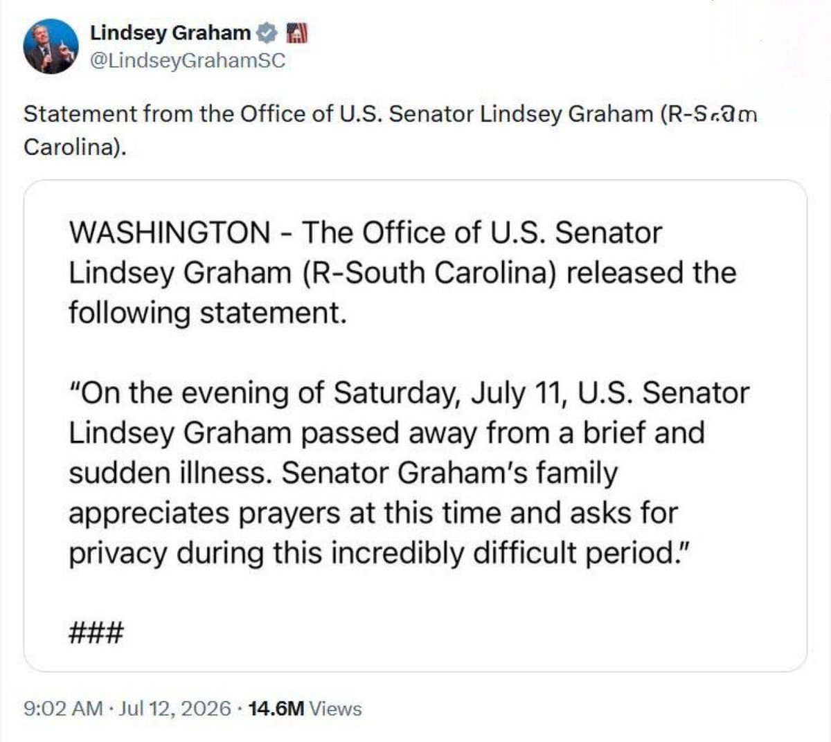 Geopolitik_2030's tweet photo. ❗️SURGEN DUDAS EN LA MUERTE DE LINDSEY GRAHAM; LOS TIEMPOS NO COINCIDEN❗️
👇🏽👇🏽🚨⚠️

¿Murió el rusófobo Graham en un ataque contra instalaciones de drones ucranianas?

La inesperada muerte del senador estadounidense Lindsey Graham coincidió con su viaje a Kiev, lo que generó interrogantes sobre su causa.

¿Qué se sabe hasta ahora?

♦️ Un anuncio en la cuenta de Graham en X afirma que falleció la noche del sábado 11 de julio.

♦️ Transcurrieron aproximadamente 33 horas entre el anuncio y la última publicación en su perfil, supuestamente realizada por él.

♦️ El 10 de julio, Graham se reunió con Volodymyr Zelensky. Un video de la reunión, compartido por el líder ucraniano ese mismo día, parece mostrar a Graham en buen estado de salud.

♦️ El 11 de julio, varios periódicos ucranianos y cuentas en X informaron sobre la visita de Graham a una de las instalaciones de producción secretas de la empresa ucraniana SkyFall. Allí le mostraron el proceso de ensamblaje de los drones bombarderos pesados ​​"Baba Yaga", drones de visión en primera persona (FPV) de diversas modificaciones y drones interceptores P1-SUN.

♦️ El New York Post afirma que Graham visitó las instalaciones ucranianas "apenas unas horas antes" de que se conociera la noticia de su repentina muerte. Al mismo tiempo, el periódico informa que los servicios de emergencia respondieron a una llamada por "paro cardíaco" en la casa de Graham en Washington, D.C., a casi 8000 km de distancia, la noche del sábado, citando fotografías que muestran a paramédicos transportando a una persona en camilla a una ambulancia que los esperaba. La cronología, como mínimo, genera interrogantes.

¿Un ataque ruso?

El 11 de julio, el Ministerio de Defensa ruso declaró que el ejército ruso había llevado a cabo ataques conjuntos con armas de precisión de largo alcance contra empresas de la industria de defensa ucraniana en Kiev, dedicadas a la producción y almacenamiento de drones de largo y medio alcance.

El análisis de los ataques contra la infraestructura de la industria de defensa de Kiev «confirma su alta efectividad y capacidad para penetrar cualquier defensa aérea o antimisiles proporcionada por los patrocinadores occidentales de Zelensky», escribió el ministerio en su cuenta de Telegram. Por separado, fuentes ucranianas admitieron que ninguno de los ataques rusos de alta precisión había sido repelido.

Comentaristas en línea han relacionado la repentina muerte de Graham con su visita a las instalaciones de producción de drones de Ucrania y los ataques posteriores, afirmando que las últimas 48 horas del senador permanecen envueltas en el secretismo y la controversia.

Quizás el antiguo afán de Graham por matar rusos finalmente le pasó factura, de forma tan dramática que su oficina optó por no revelar esa versión de los hechos. Sin embargo, al mismo tiempo, tampoco existen pruebas fiables de que los acontecimientos se desarrollaran de esta manera.