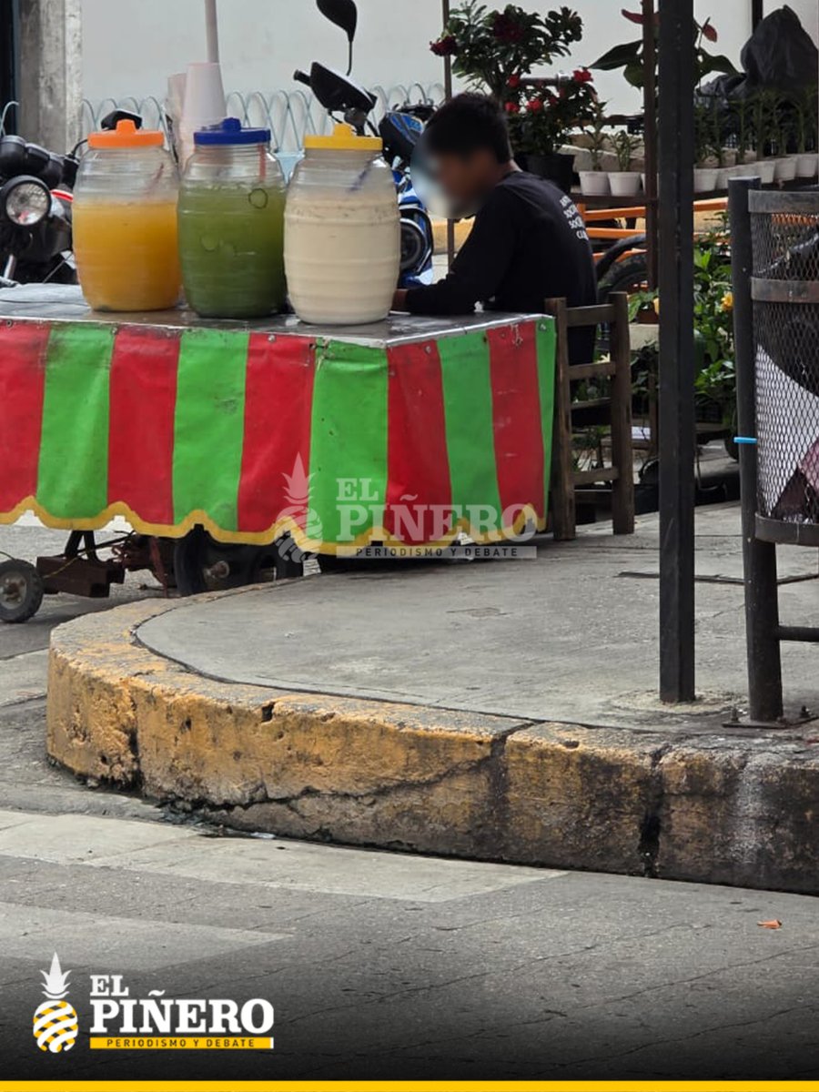 ELPINERO's tweet photo. #RELEVANTE🗣️🆕 |Así se mueve la economía #dominical en el centro de #Tuxtepec #Oaxaca; la fuerza ambulante, el comercio que genera dinamismo social
➡️ Hombres y mujeres recorren las calles para ofrecer productos y servicios a la población.
➡️ Ropa, alimentos, frutas, verduras, nieves y otros artículos forman parte de la actividad comercial dominical.
https://t.co/WnWRNDC9Cq