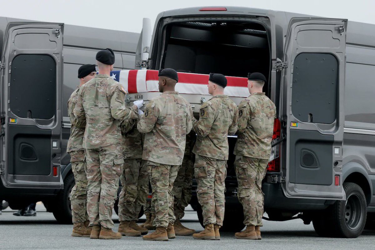 camille_moscow's tweet photo. 🇮🇷⚔️🇺🇸 Six soldats américains ont été tués et plus de trente blessés dans une frappe de drone iranien sur un poste de commandement tactique installé dans le port civil de Shuaiba (Koweït).

Selon le Washington Post et les témoignages des survivants, les commandants avaient été avertis à plusieurs reprises que le site — sans défenses anti-drones suffisantes et situé loin des bases principales — était hautement vulnérable. Ils ont pourtant maintenu les troupes sur place. Après l’impact, plusieurs officiers ont quitté le bâtiment au lieu de porter secours, et les évacuations médicales ont été désorganisées. Des demandes de renforts médicaux supplémentaires, formulées des semaines avant, avaient déjà été ignorées.