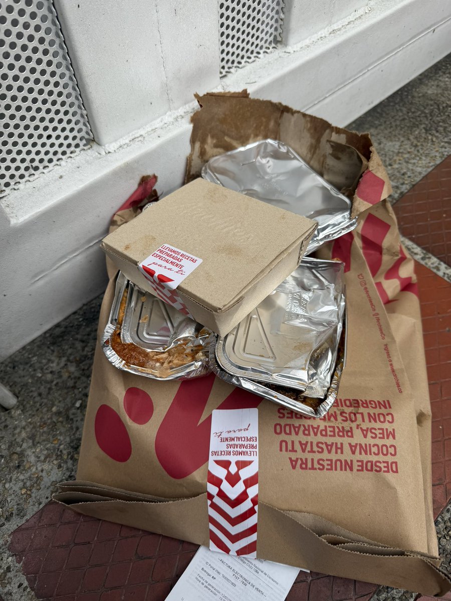 Hitomi4006's tweet photo. Estas fueron las gracias de @RappiColombia el día de hoy. Traen esos pedidos como ropa vieja sacan la bolsa y adivinen que todo para el piso … hasta hay fue mi almuerzo, según él repartidor eso aún es comible y que le pague el servicio https://t.co/zlyPb2CzO2