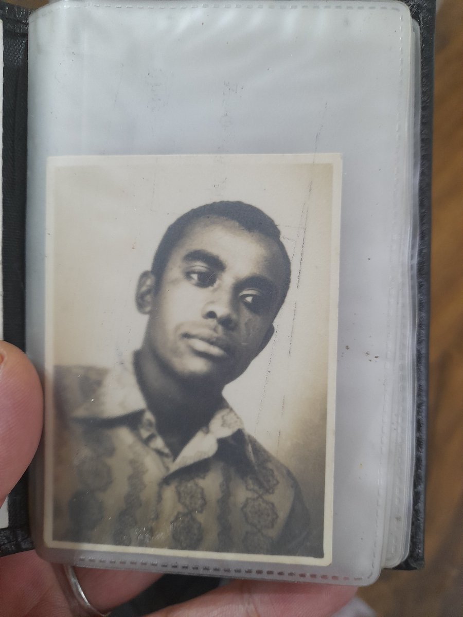 laurelis__'s tweet photo. Meu pai com 20 e poucos anos https://t.co/jHkUMAfQX7