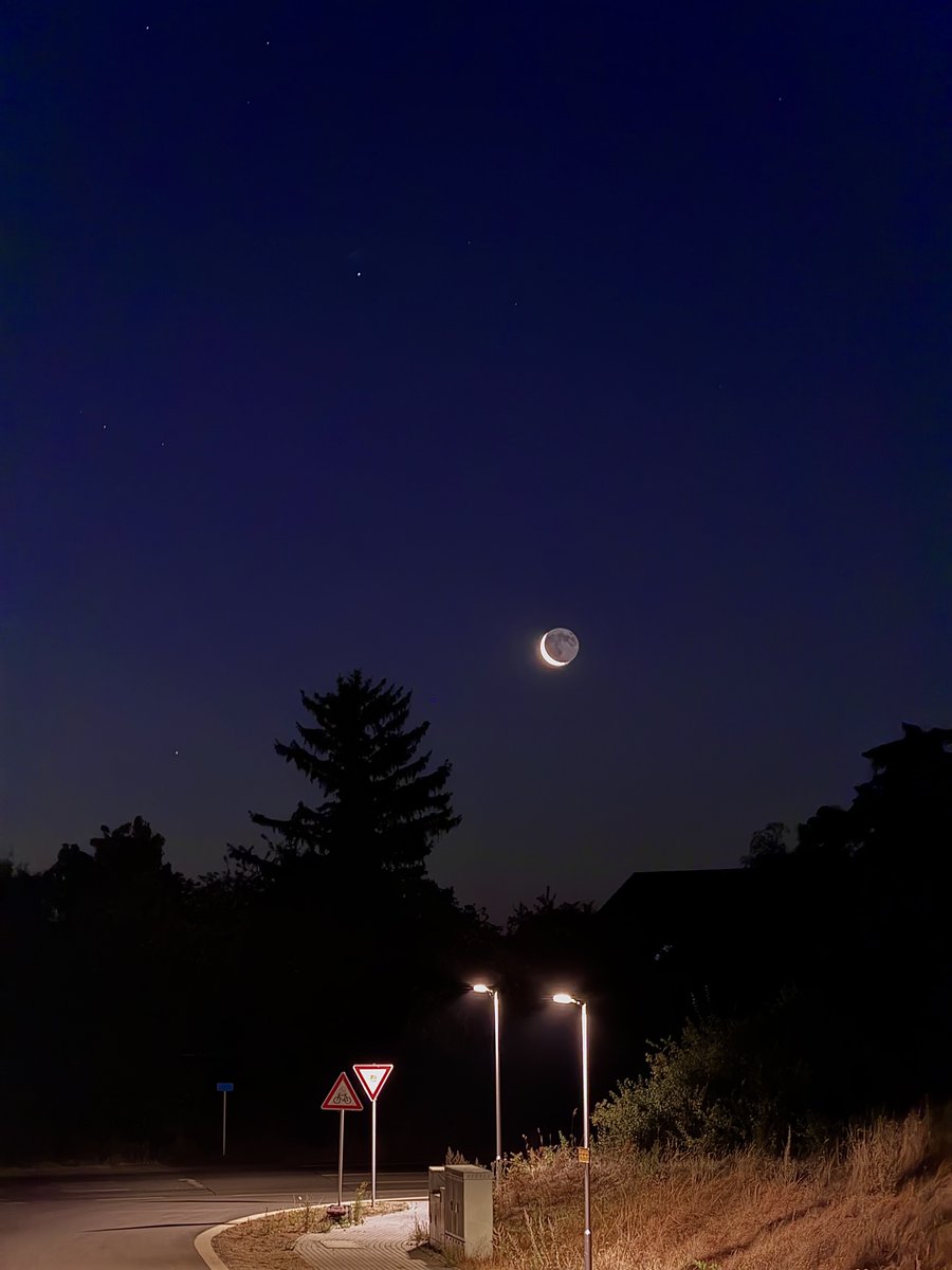 Ar_dua's tweet photo. the moon is beautiful , isn't it ? https://t.co/kb8bltxnnF