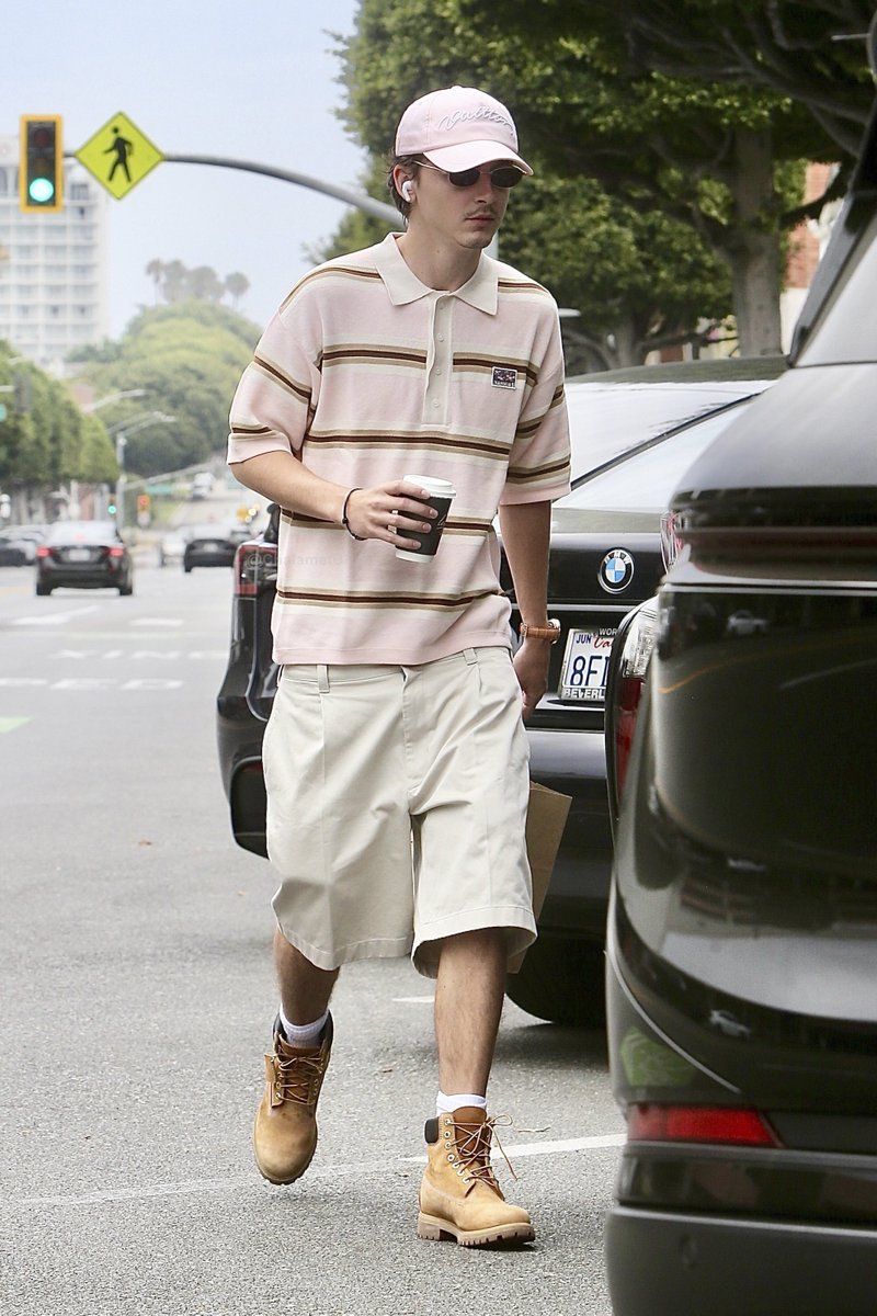 ChalametBRA's tweet photo. Timothée Chalamet hoje (12/07), em Beverly Hills. https://t.co/cJmJEDAKTZ