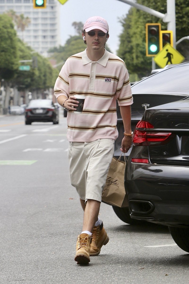 ChalametBRA's tweet photo. Timothée Chalamet hoje (12/07), em Beverly Hills. https://t.co/cJmJEDAKTZ