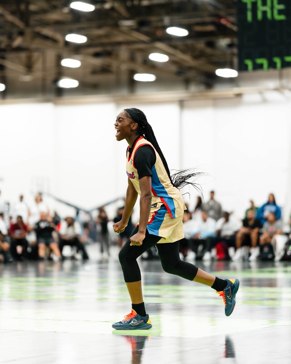 NikeGirlsEYBL's tweet photo. Can always count on @teamdurantgirls vs @TeamTakeoverGBB to put on a show. 💪🏀

#2026EYBL | #Road2CHI https://t.co/flbFgSdUgZ