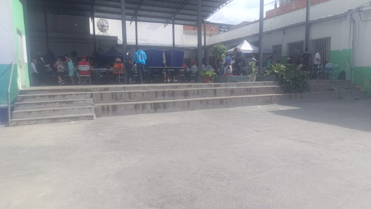 crsactivored's tweet photo. Desde la institución educativa Juan Antonio Pérez Bonalde en Caracas la Vicepresidencia Sectorial de Comunicación a través de sus trabajadores apoyando a familias y niños afectados por el Doblete sismico ocurrido el pasado 24 de julio en Venezuela 🇻🇪
#SancionesSonOdio https://t.co/FXDNeev8io