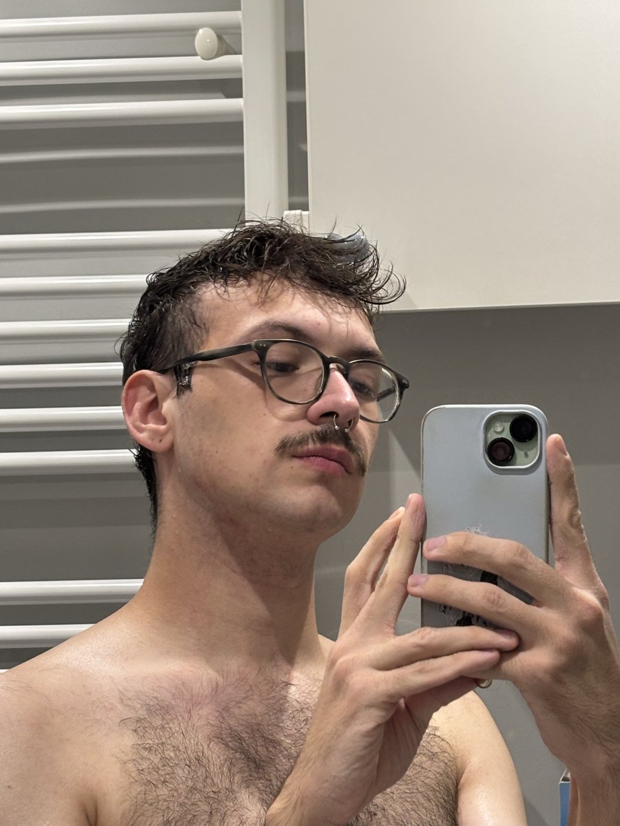 baptiste_edln's tweet photo. je garde que la moustache avec la chaleur actuelle 🥵🥵 #LGBTQIAFireSummer https://t.co/Np7R4jbpLj