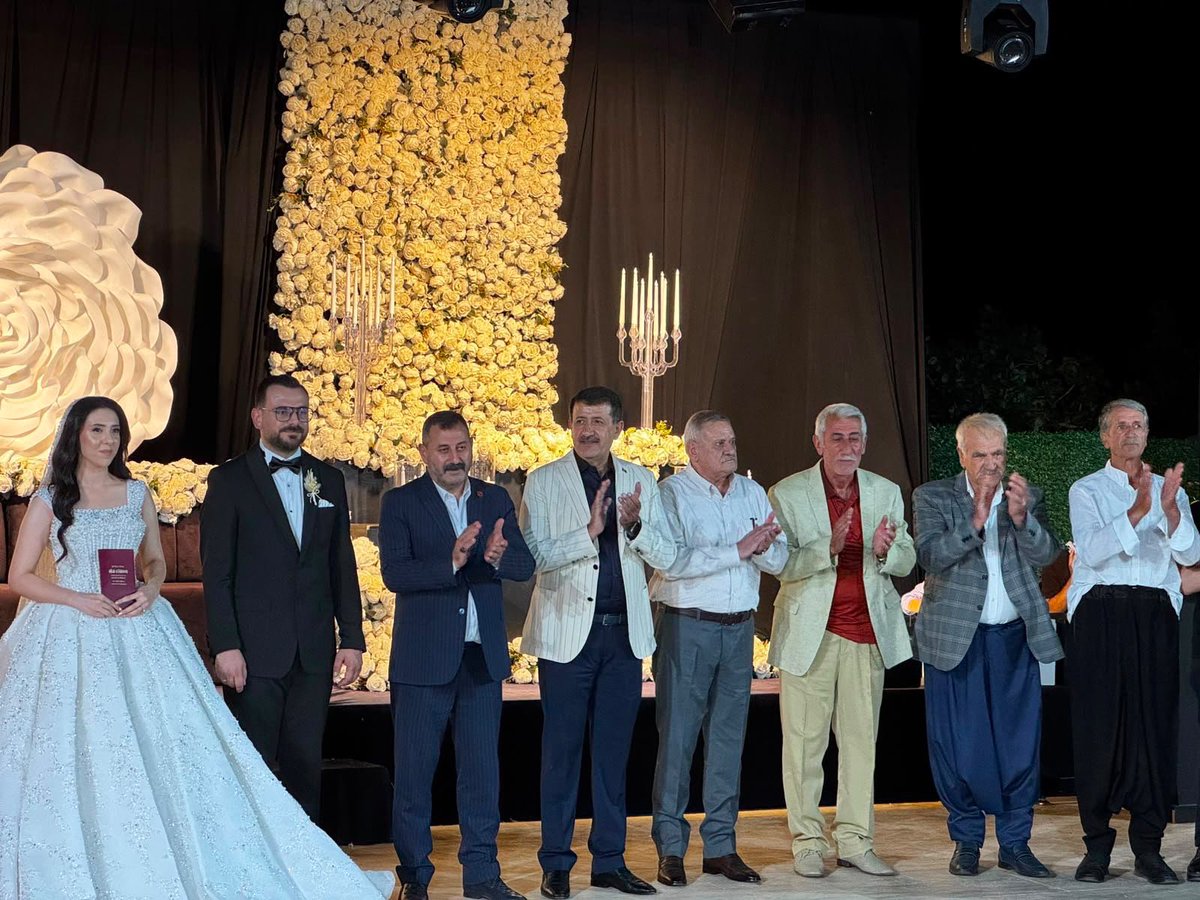 Sanliurfa_MHP's tweet photo. Milliyetçi Hareket Partisi Şanlıurfa İl Başkanımız Sayın Ecz. Osman Mutlu, Çakmak ve Yeşildağ ailelerinin evlatlarının nikah merasimine iştirak ederek bu anlamlı ve mutlu günlerine şahitlik etti.

Ailelerimizi tebrik ediyor, hayatlarını birleştiren kıymetli genç çiftimize Cenab-ı Allah'tan iki cihan saadeti, sağlık, huzur ve bereket içerisinde bir ömür diliyoruz. Rabbim birlik ve beraberliklerini daim, yuvalarını huzur ve muhabbetle mamur eylesin.

@dbdevletbahceli 
@MHP_Bilgi 
@eczosmanmutlu