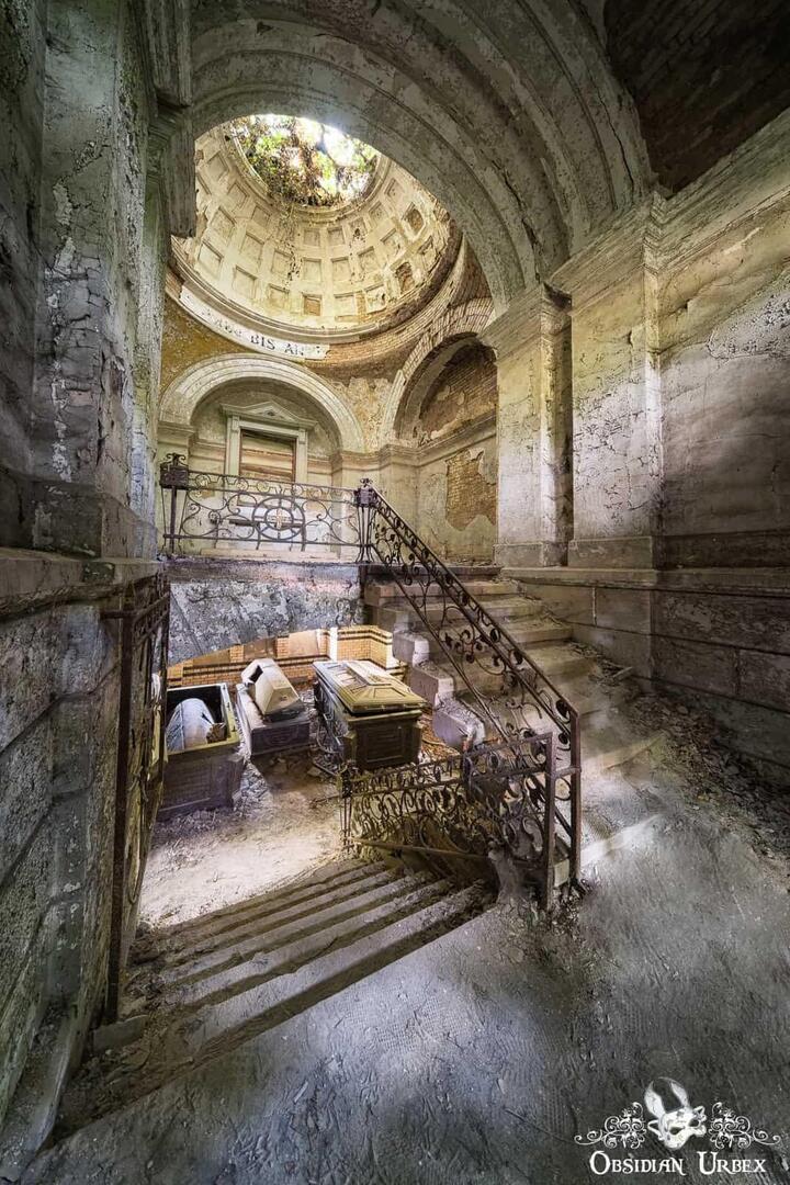 ObsidianUrbex's tweet photo. ☠️ An old mausoleum, the final resting place of a wealthy family. Somewhere in Germany.
#Germany #Photography #LostPlaces https://t.co/opcYosknFZ