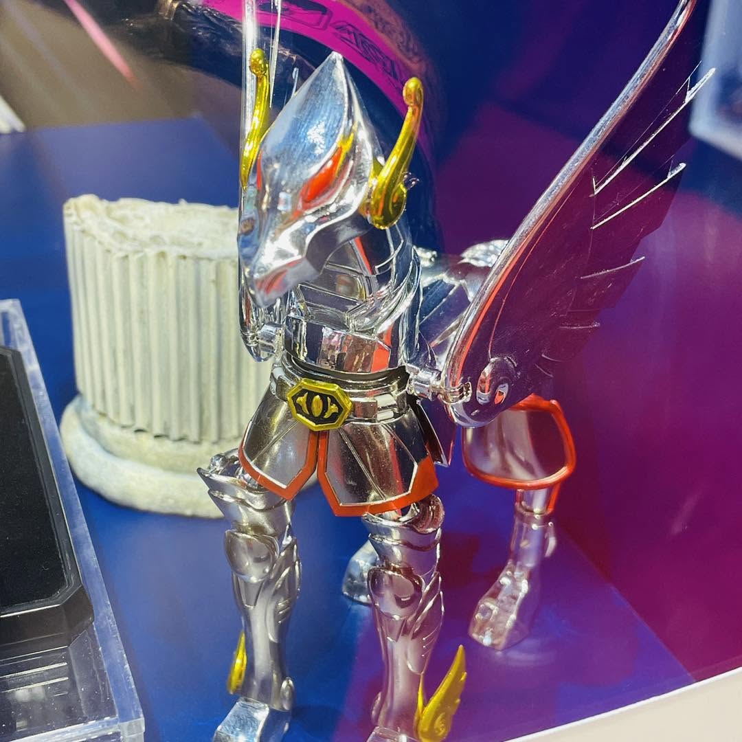 CesarinCool's tweet photo. 🔴JAPAN EXPO 2026🔴
En el stand se Tamashii Nations en el evento Japan Expo 2026 de Francia, la empresa está exhibiendo las figuras conmemorativas al 40 aniversario de Seiya hasta el momento reveladas.
Lo más destacable es que podemos ver una comparación entre el revival de la figura de Seiya de Pegaso V1 Saint Cloth Series con la versión original clásica (la caja que se ve en las fotos es de ésta, aún no se ha mostrado la del revival) y podemos notar las diferencias.
El evento se está llevando a cabo desde el 9 al 12 de julio del 2026.
Créditos: Saint Cloth Myth News.
Saludos
#saintseiya #seiya #knightsofthezodiac #kotz #loscaballerosdelzodiaco #masamikurumada #聖闘士星矢 #mythcloth #mythclothex #TamashiiWT #Tamashii15thWT #TamashiiNationsWorldTour #TamashiiNations #tamashiination2026 #t_n2026 #seiya40th