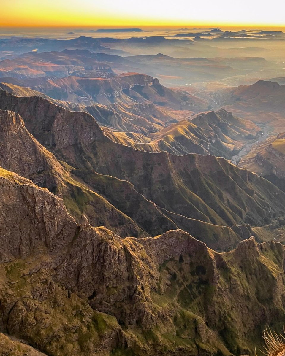 southafricauk's tweet photo. Located in the KwaZulu-Natal province, the UNESCO World Heritage listed Drakensberg Mountains boast some of the most breathtaking views in the country.🌟❤️

📍 From Durban (3 hours drive) or from Johannesburg (4-5 hours drive.)

📸 by IG into_the_berg and IG helenbeyers_ https://t.co/N5Y6AcZK7r