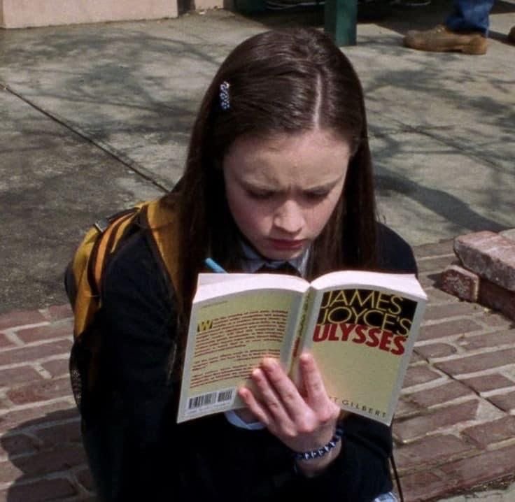 incirle's tweet photo. Demin Rory Gilmore’un 2. Sezon okuma listesine denk geldim. 16 yaşında Ayn Rand- Fountainhead okuduğunu görünce “şu gifted child sendromunu biraz daha abartın... Ulysses falan da okusun bari” dedim fakat… Söylememe bile gerek yokmuş abartmışlar zaten. Lol. https://t.co/m413rsI7yN