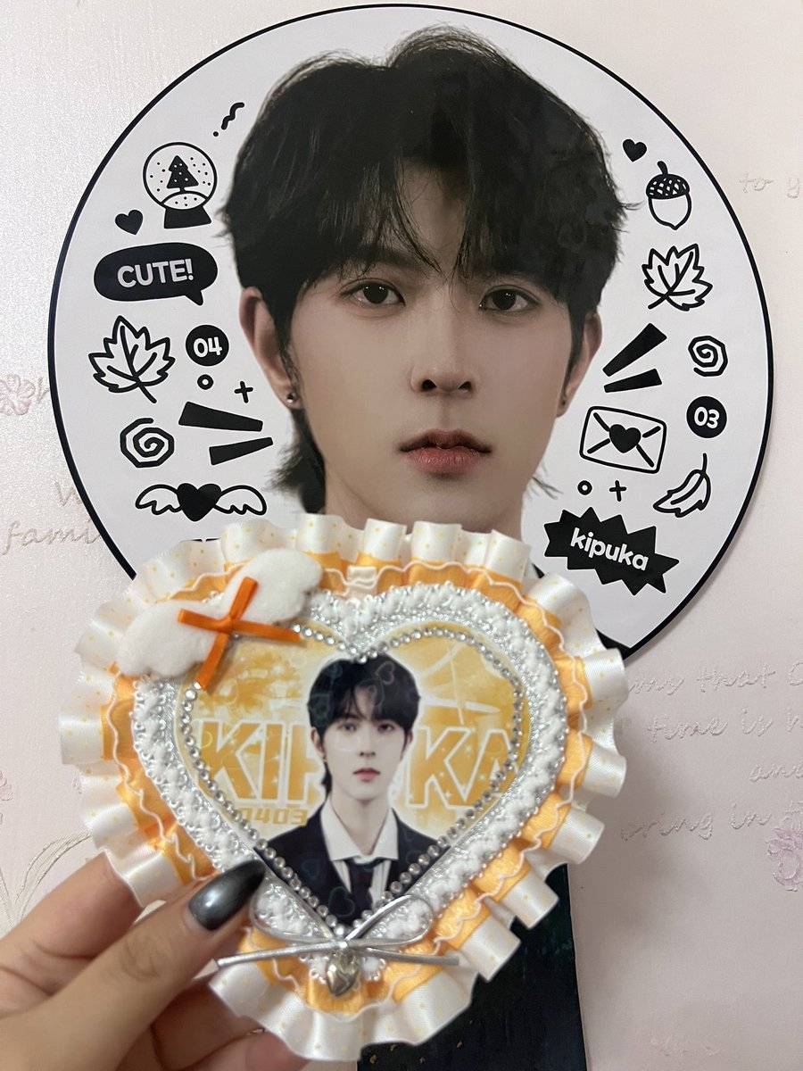 seven01529296's tweet photo. Soooooo happy to get these handmade gifts！🥰🥰🥰🧡 https://t.co/b5H8qLE9tb