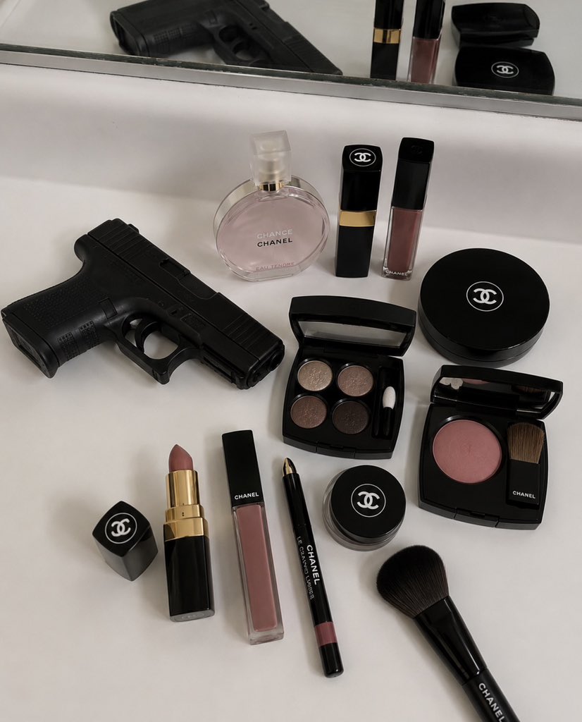 1leio's tweet photo. girl essentials https://t.co/01iaocHvK2