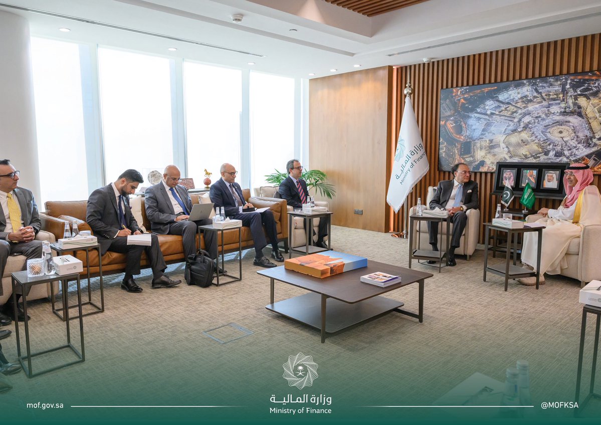 MOFKSA's tweet photo. التقى معالي #وزير_المالية الأستاذ محمد بن عبدالله الجدعان في مقر الوزارة اليوم؛ وفدًا رفيع المستوى من حكومة جمهورية باكستان، يتضمن كلاً من معالي وزير المالية والإيرادات السيد محمد أورنجزيب، ومعالي وزير الطاقة السيد سردار أويس، وجرى خلال اللقاء مناقشة فرص تعزيز التعاون بين البلدين، إلى جانب الموضوعات ذات الاهتمام المشترك.

His Excellency the #Saudi Minister of Finance Mr. Mohammed Aljadaan met in Riyadh with a high-level delegation from the Government of Pakistan, including H.E. the Federal Minister for Finance and Revenue Mr. Muhammad Aurangzeb, and H.E. the Federal Minister of Power Mr. Sardar Awais. They discussed opportunities to strengthen cooperation between the two nations, as well as topics of mutual interest.